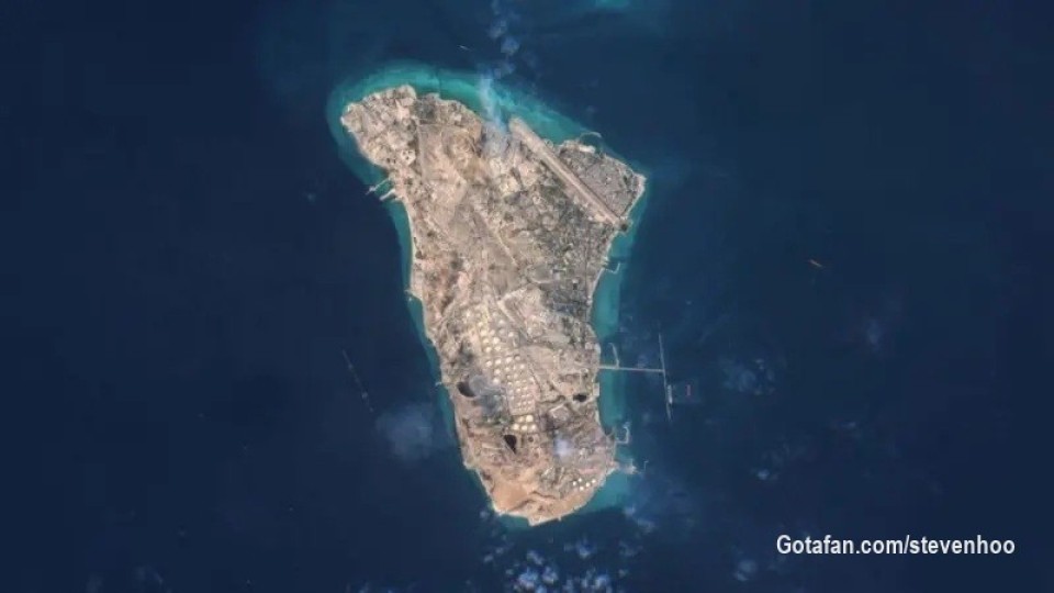 现在是加东时间2026年3月31日周二盘前早晨。

显然Trump对Iran战争的最终决定会对美股短期内产生重大影响，而现在距离战争以某种方式结束个人认为是不远了，所以我想做个我个人的预测。我认为核武器，目前来讲更具体的就是Iran“可能”还拥有的浓缩铀，自始至终是美国对伊朗之最核心议题，所以最终战争的结束方式将围绕如何处理掉这些可能还存在的浓缩铀（我个人觉得Iran从一开始就bluffing这个浓缩铀还在的可能性也是有的-即其实这些铀在去年已经被美国B2钻地弹摧毁/深埋不可用了，虽然不高，大概15%-20%）。所以我倾向于结果是以下几种之一：

1. 美特种部队（也许有以色列特种部队参与，但至少肯定有以色列深耕这么多年的情报网络参与）突入伊朗境内取走浓缩铀；
2. 不取走的清空下，就是将其毁掉，毁掉我认为有3种方式都有可能：
2A：再次出动B2投下巨型钻地弹或其他轰炸方式将铀毁掉，总之让其不可再用 - 这个可能性非常小，因为如果这个能做到的话，这次美国早就做了，然后昭告天下；
2B:  派特种部队到地面现场附近定点引爆，这个其实以色列在去年美国B2投钻地弹之前暗示过，而这次更有美国特种部队可以参与，其实我认为这个选项的可能性不小；
2C：通过轰炸抹去伊朗的电力设施（做铀浓缩需要大量且稳定的电力）来间接地让起制造核武器不可能 - 这个方案我认为最终实施的可能性是最大的，虽然这个也许不是一劳永逸的方案，但谁又知道在美以撤离后，Iran自己内部会不会变天呢？如果变得温和派掌权，这个浓缩铀将来伊朗自己就会交出来，其实兵不血刃是上上策。如果2C发生，我觉得Trump同时决定将伊朗的炼油厂，甚至哈尔克岛一起炸掉的可能性存在，但不太可能将伊朗的淡水厂炸掉（因为这过于针对平民了，美国并不是战争狂人。我觉得以色列也不会去炸伊朗的淡水厂。但淡水厂用于谈判之极限施压当然是应该摆上台面的，没有任何问题）。

我认为在Trump当前考虑end game/exit strategy结束这次Iran war的时候，他会冷静且清醒地认识到，对于霍尔木兹海峡其实最好的方式不是去占领相关岛屿（因为占领容易，但长期在那里保持军事力量并不符合美国的利益。美国并不缺石油，更没有空去帮助长期维持海峡疏通。美国是石油和天然气得净出口国，而且现在还有了委内瑞拉这个石油巨多的地方），而是在处理完浓缩铀后，让相关利益方自己去解决，所谓it will take care of itself。当Trump说，美国并不需要霍尔木兹海峡，他并没有开玩笑。亚洲和欧洲出现能源问题，即使美国相关通胀会短期内走高，全球资本流向也将只有一个方向-USA。处理完铀后，美国直接离开霍尔木兹海峡，不带走一片云彩的可能性不小。无论如何这个海峡不是也不应该是美国关注的核心。事实上，昨天内塔尼亚胡接受采访时已经明确表示，对霍尔木兹海峡有短期和长期的方案，长期的方案之一是以后永久性绕过这块所谓的choke point，让石油直接从沙特等相关区域绕行彻底go around the strait. 解决方法永远都比问题多，何况这个海峡问题不是美以的核心诉求。

最后，所有的所谓大兵压境都是极限施压，是会谈判的人一定会去做的事。美国会保持冷静，因为它很清楚它要的是什么。瞎吵吵的一直是各路媒体。